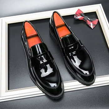 2023 Yeni erkek ayakkabıları Moda Sivri Tasarımcı Loafer'lar Üzerinde Kayma Yüksek Kaliteli Düğün Parti deri ayakkabı Orijinal İş Resmi 2