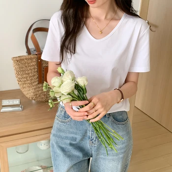 2023 Yeni Yaz V Yaka kadın beyaz kısa kollu t-shirt Rahat Gevşek Dip Moda Kore Gömlek Temel Üstleri Kadın 4
