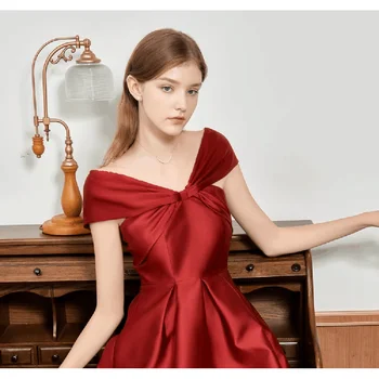 Kırmızı Yaka Yay Tasarım Kısa Elbise 2023 Yeni Seksi Basit Moda Zarif Omuz Sıkma Katı Balo Elbise